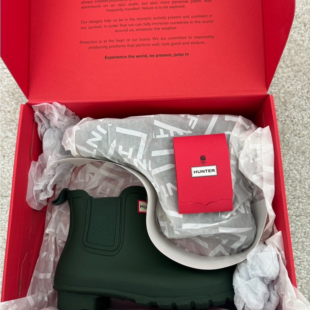 Hunter Women's Original Chelsea Rain Boot, Green, Sizes: 6, 7 & 8 Available -NWT